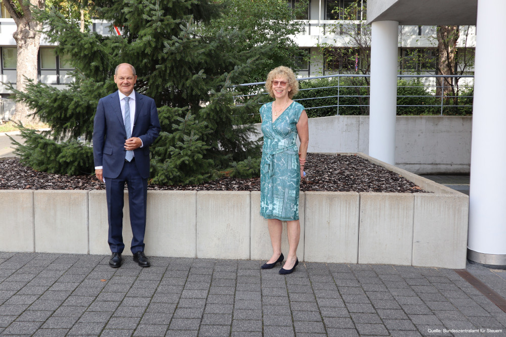 Minister Scholz besucht Bundeszentralamt für Steuern in Bonn